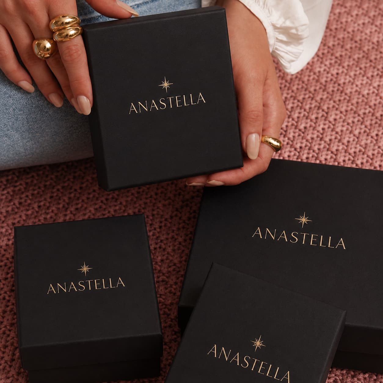 Embalagens Anastella em preto e dourado