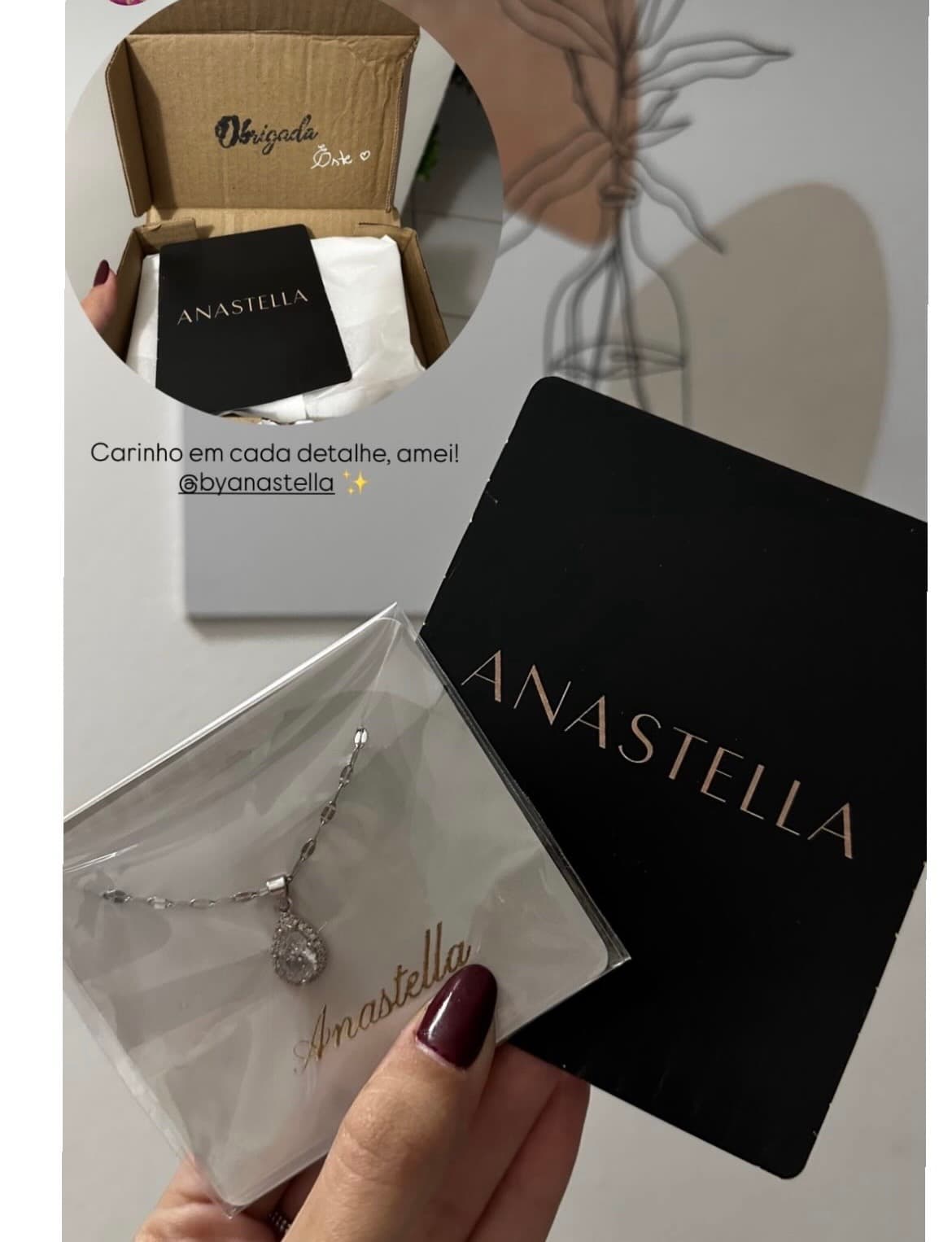 Cliente fazendo unboxing de colar Anastella com bilhete de agradecimento